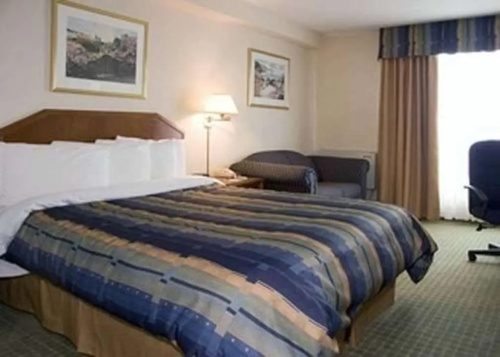 Four Points By Sheraton Toronto Airport East 3*,