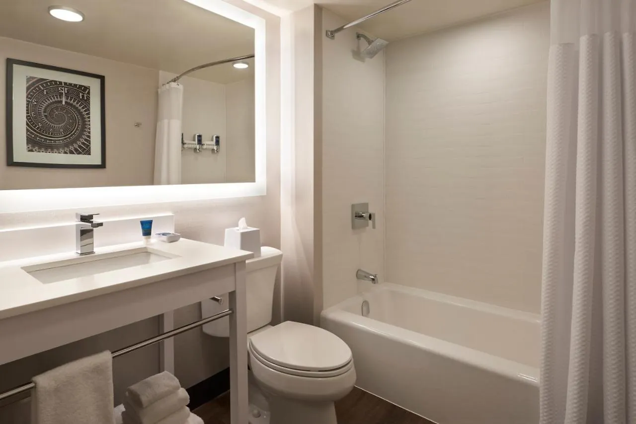 Four Points By Sheraton Toronto Airport East 3*,
