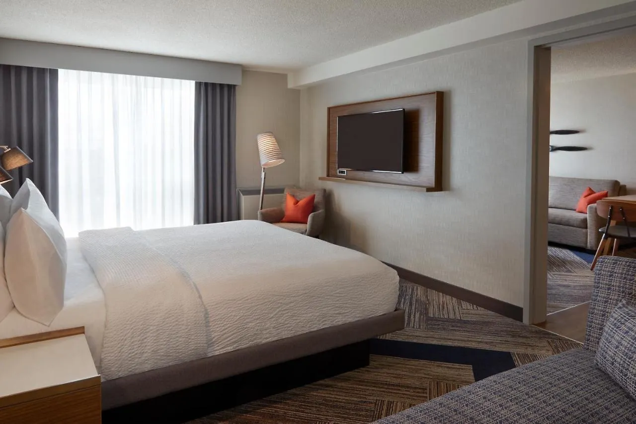 Four Points By Sheraton Toronto Airport East 3*,
